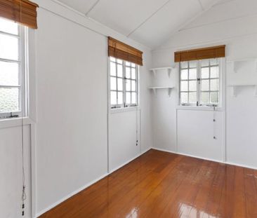 A classic Queenslander brimming with charm and convenience - Photo 2