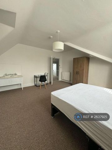 1 bedroom in a flat share to rent - Photo 5