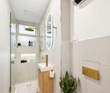 “FAMILY HOME WITH PLENTY OF CHARACTER” - Photo 2