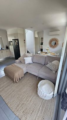 Helensvale - Photo 1