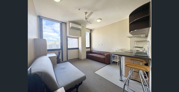 Part-furnished 1-Bedroom Apartment in the Heart of the City - Photo 1