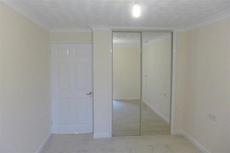 1 bedroom retirement property to rent - Photo 4