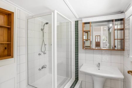 Freshly Updated Home with Outdoor Living & Low-Maintenance Appeal. 400 metres to the water front. Contact JULIE SYKES 0438 050 110 - Photo 2