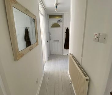 1 Bed Flat, London, E16 - Photo 1