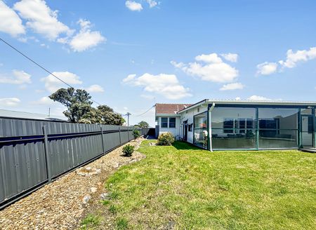 Neat 3 bedroom home in a prime location - Photo 3