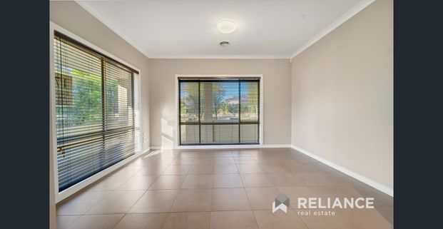 Lovely 3 Bedroom Home in Sanctuary Lakes! - Photo 1