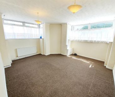 2 Bedroom Flat to Rent in Cromwell Road, Rushden, Northants, NN10 - Photo 3