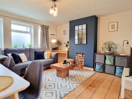 2 Bedroom Home – Medium Let - Photo 3