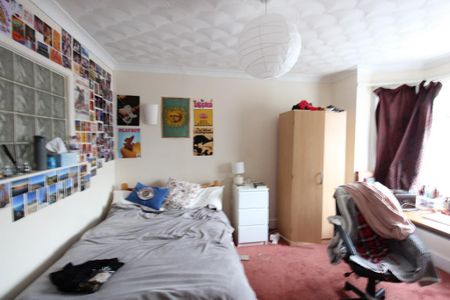 4 bedroom semi-detached house to rent - Photo 4