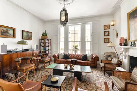 A beautiful five bedroom family townhouse located just a stone’s throw from the River Thames. - Photo 3