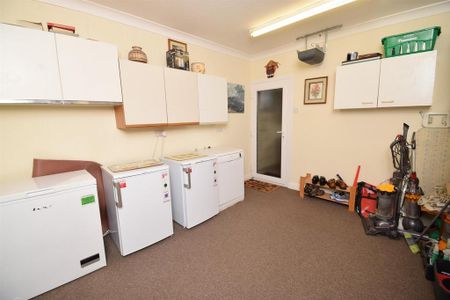 1 bedroom in a house share to rent - Photo 3