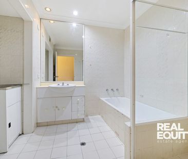 Top-Floor Apartment in a Sought After Lakeside Location - Photo 3