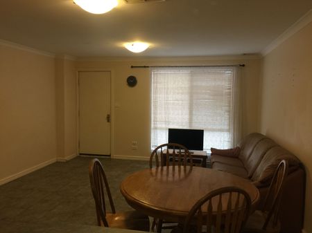 Two storey townhouse in a central location! - Photo 2