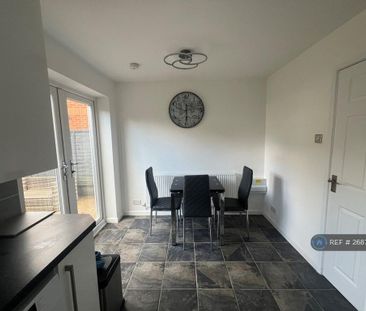 3 bedroom semi-detached house to rent - Photo 3