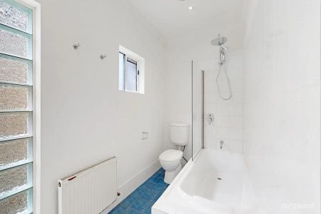 “Modern Comfort, Perfect Location” - Photo 3