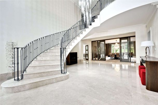 A stunning family home finished to an exceptional standard throughout. SHORT LET ONLY. - Photo 1