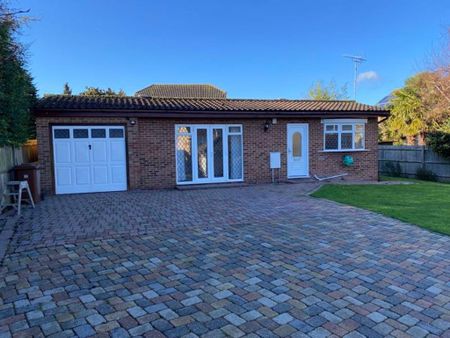 2 bedroom detached bungalow to rent - Photo 2