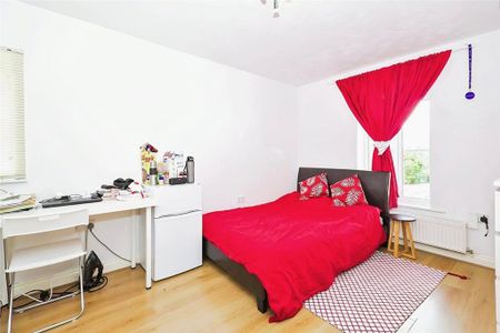 1 bedroom in a house share to rent - Photo 2
