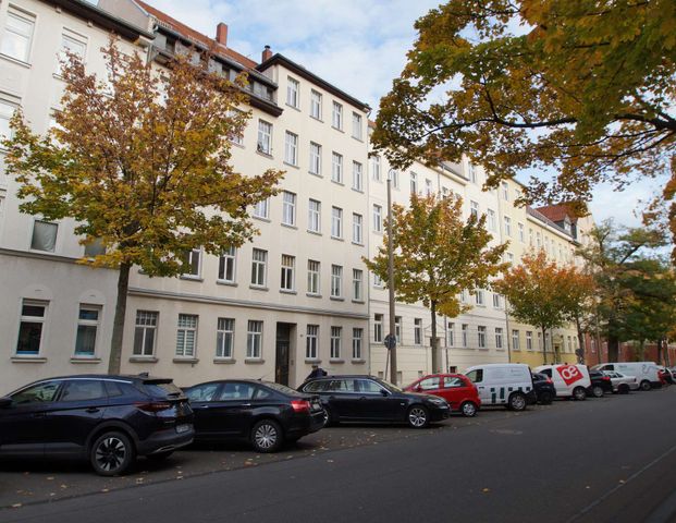 Deine neue Wohnung: Balkon, frisch renoviert und in toller Wohnlage mitten in Eutritzsch! - Foto 1