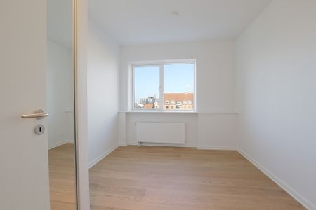 3 værelses lejlighed, med fantastisk udsigt, stor lukket altan og lækkert badeværelse. - Foto 2