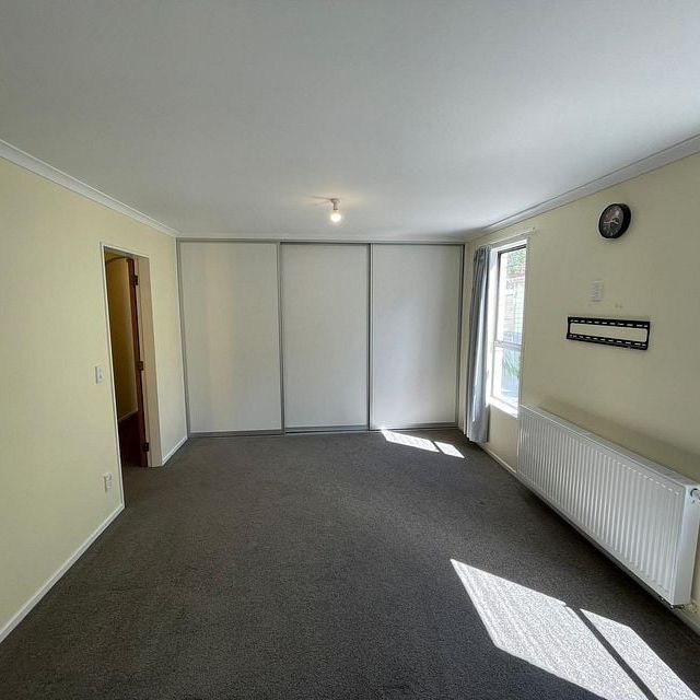 Convenintly-located house with central heating - Photo 1