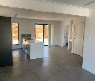 WELL APPOINTED MODERN TOWN HOUSE AVAILABLE 14/02/2026 - Photo 3