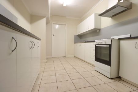 BRICK TOWNHOUSE - Affordable 3x1 + extra downstairs toilet. - Photo 5