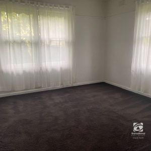 CONVENIENCE AND COMFORT IN CENTRAL BAIRNSDALE - Photo 2