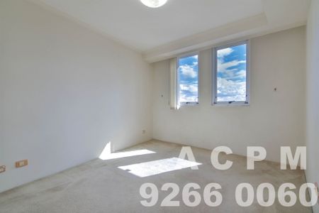 ONE BEDROOM + STUDY Room with Darling Harbour views opposite World Square. - Photo 3