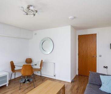 2 bedroom flat to rent - Photo 2