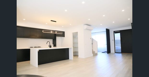 Bright & Spacious 3-Bedroom Home Plus Study - Perfect Location! - Photo 1