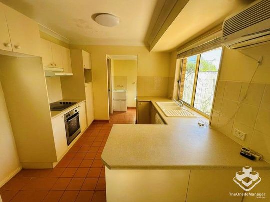 Beautiful 3 bedroom and 2 bathroom townhouse - Photo 1