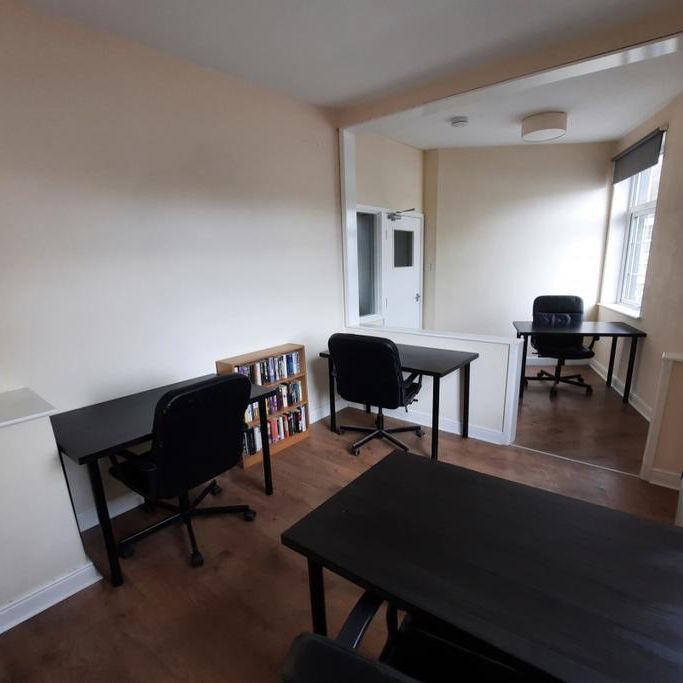 4 bedroom flat to rent - Photo 1