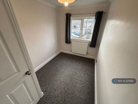 3 bedroom semi-detached house to rent - Photo 4