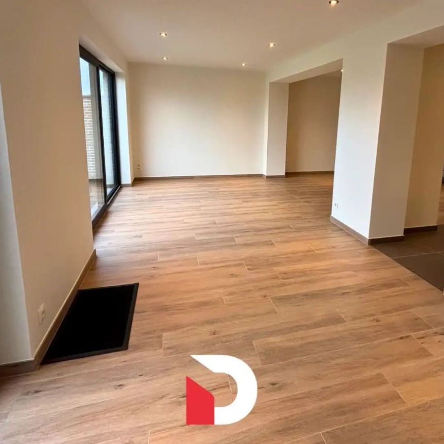 Gerenoveerde, lichtrijke woning met 3 slaapkamers en garage - Photo 1