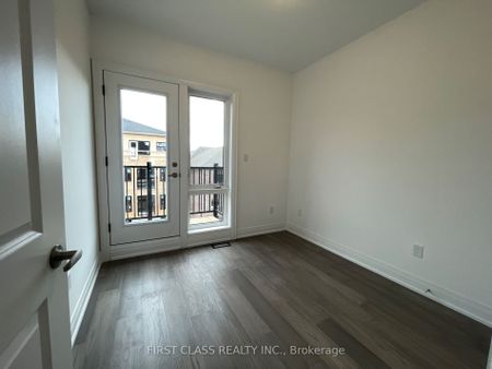 Townhouse For Lease | N8130576 - Photo 4