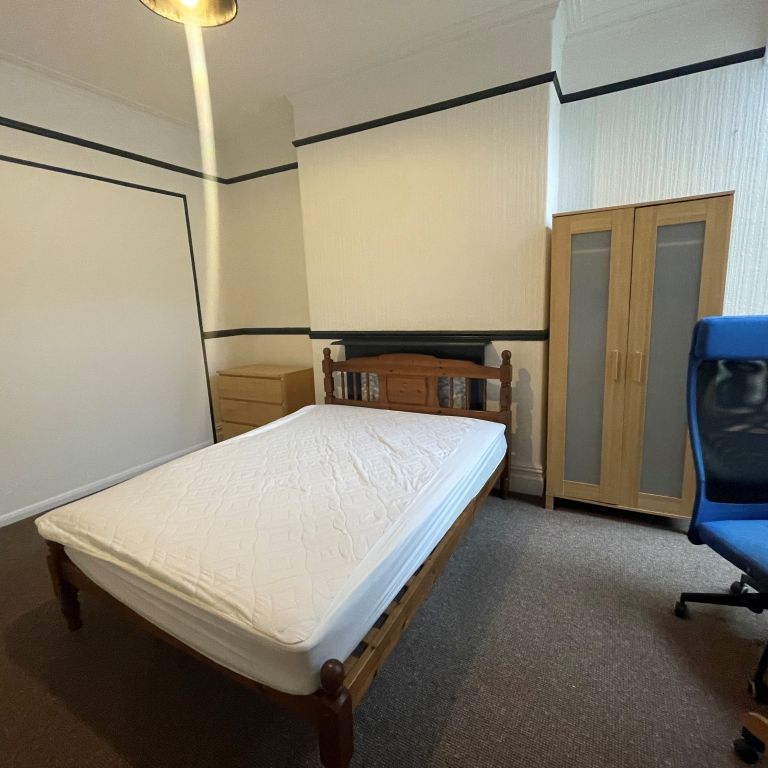 Penny Lane, Liverpool, L18 - Photo 1