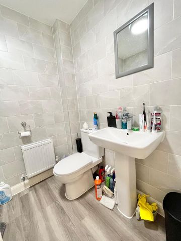 1 bedroom in a flat share to rent - Photo 4