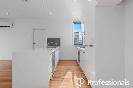 Low maintenance 3 Bedroom Living in Great location - Photo 4