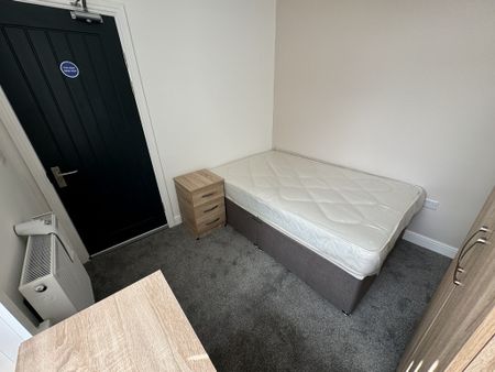 Tonge Moor Road, Bolton - Photo 2