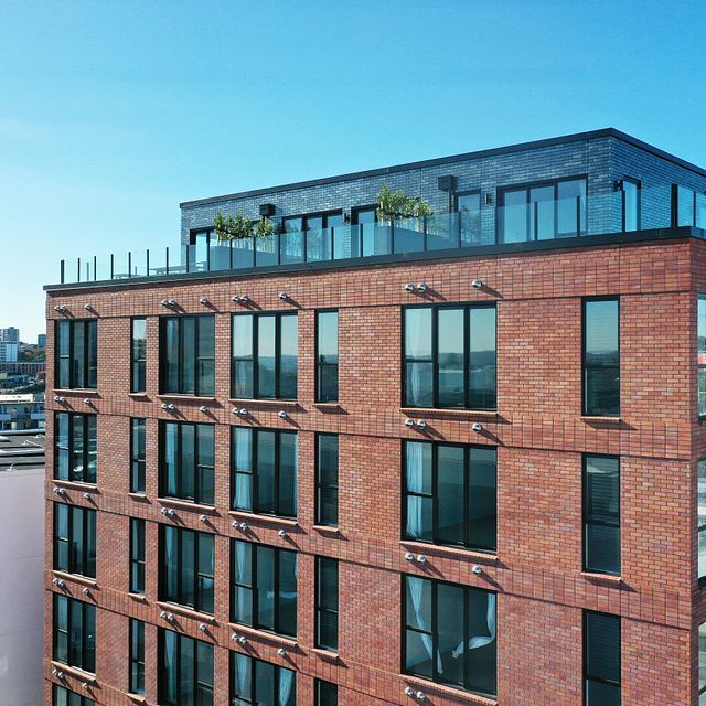 Gorgeous 1 Bedroom Apartment with Sea Views - Photo 1