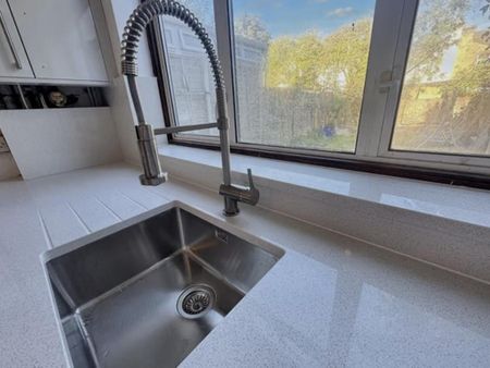 4 bedroom end of terrace house to rent - Photo 3