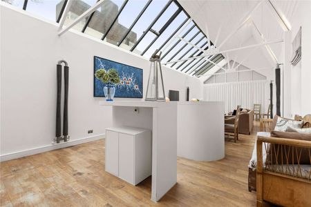 A very spacious two bedroom coach house, tucked away on one of Clapham's most premier roads. - Photo 2