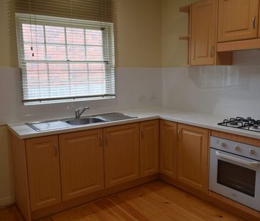 Very modern spacious 2-bedroom unit with 1 lock-up garage - So Close to the CBD! - Photo 6