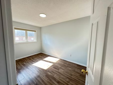 For Lease - 3918 Zenith Court, Mississauga, Ontario - Photo 5