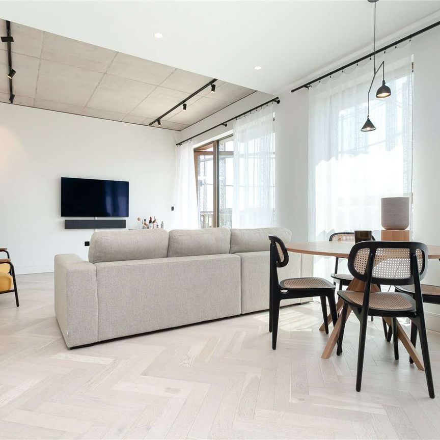 Immaculately presented, two double bedroom apartment, in an incredible part of East London. - Photo 1