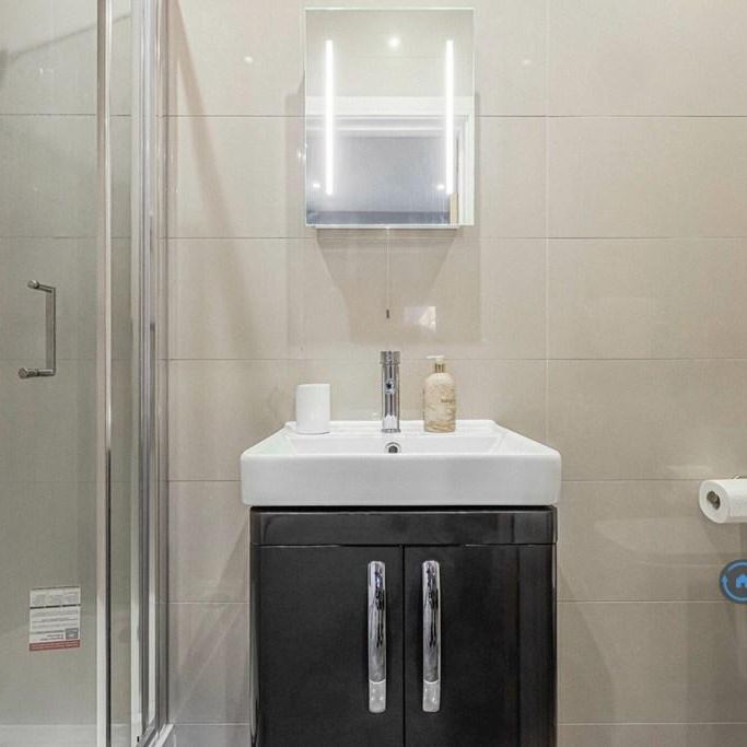 6 bedroom semi-detached house to rent - Photo 1