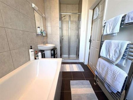 Oakleigh Park Drive, Leigh On Sea, SS9 - Photo 4