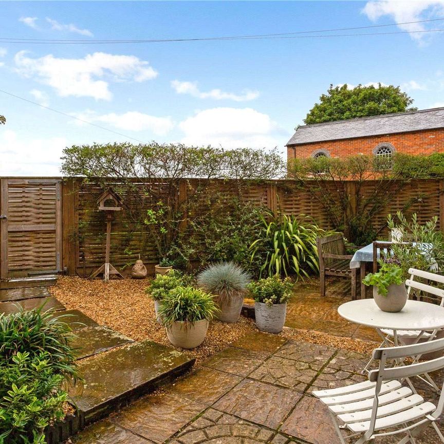 Beautiful three bedroom cottage in the countryside with town conveniences. - Photo 1