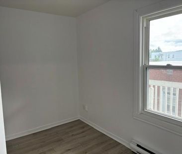 Beau 4 1/2 rénové bien situé dans quartier conviviable - Photo 4